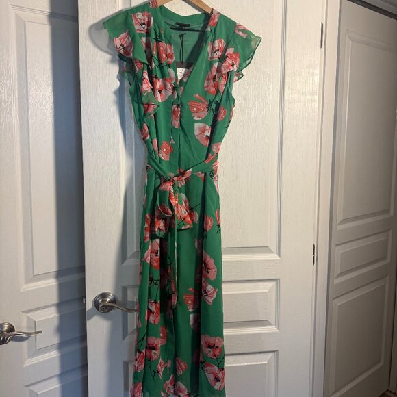 Who What Wear Dresses & Skirts - NWT - Who What Wear - Kelly Green Floral Midi Dress - Size Large